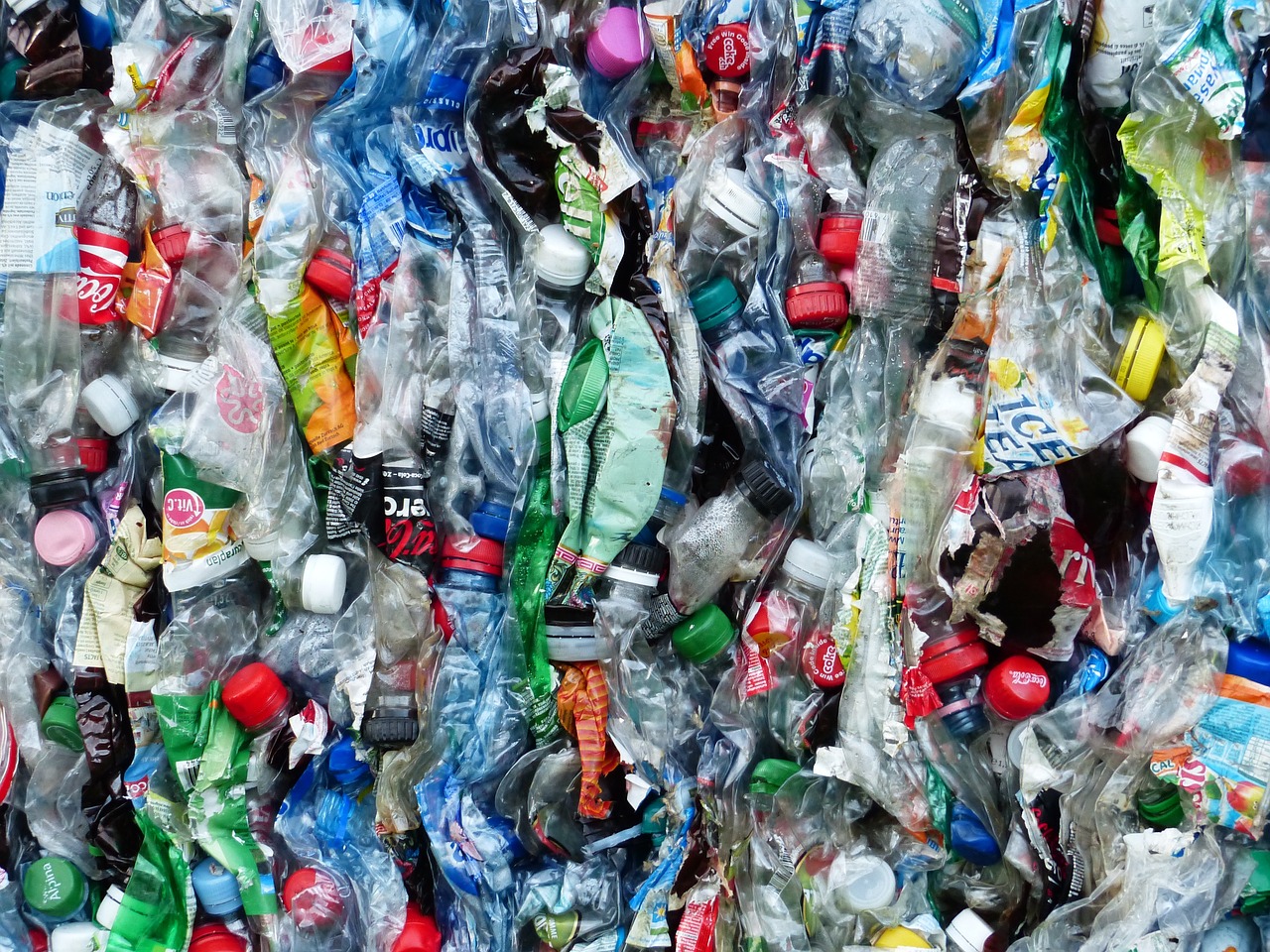Unmengen an Plastikflaschen symbolisieren die Lüge Recycling.