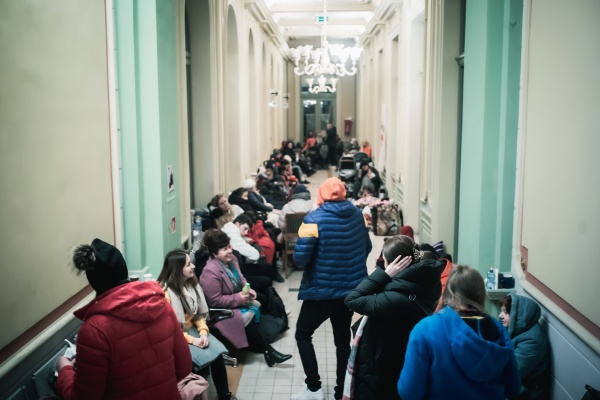 In der kleinen Stadt Przemysl verteilen sich Menschen auf der Flucht aus der Ukraine weiter