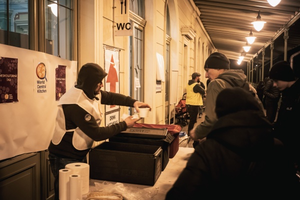 In der kleinen Stadt Przemysl verteilen sich Menschen auf der Flucht aus der Ukraine weiter