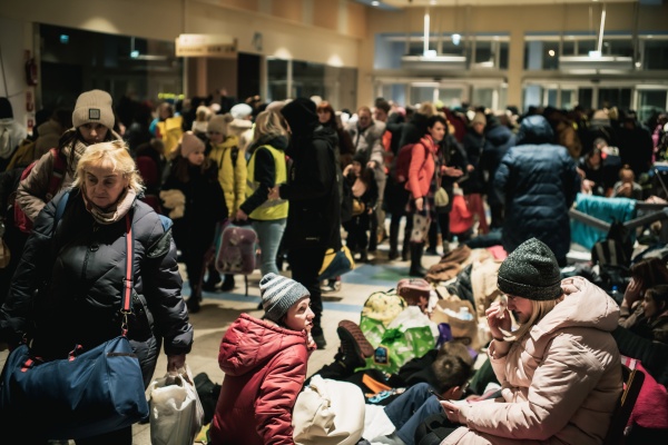 In der kleinen Stadt Przemysl verteilen sich Menschen auf der Flucht aus der Ukraine weiter