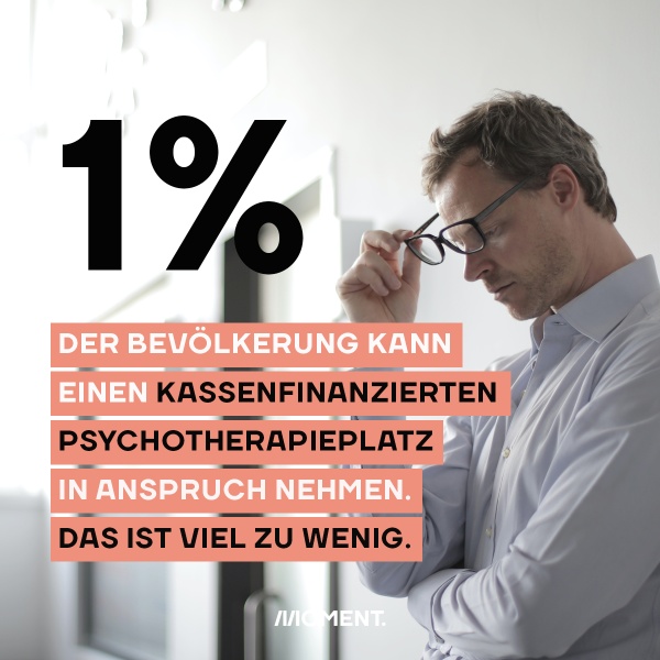 Ein Mann blickt betroffen zu Boden und nimmt seine Brille ab. Nur 1% der Bevölkerung kann einen kassenfinanzierten Psychotherapie-Platz in Anspruch nehmen.