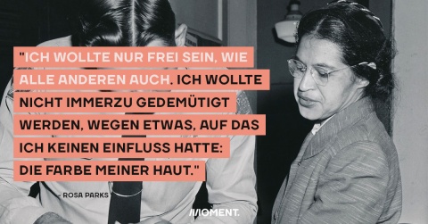 Foto zeigt Rosa Parks bei der Abnahme ihrer Fingerabdrücke durch einen Polizisten. Zitat von Parks: "Ich wollte nur frei sein, wie jeder andere auch. Ich wollte nicht immerzu gedemütigt werden, wegen etwas, auf das ich keinen Einfluss hatte: Die Farbe meiner Haut."