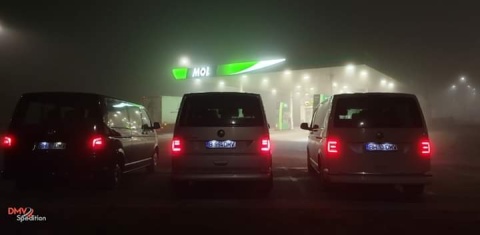 Kleinbusse bringen, normalerweise, Pflegerinnen aus Rumänien zu uns. Zu sehen sind drei Kleinbusse, die im Nebel vor einer Tankstelle stehen.