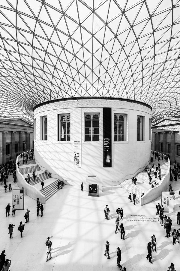 Das British Museum in London kann man kostenlos besuchen. Das Foto zeigt den Eingangsbereich des Museums in dem sich zahlreiche Menschen tummeln.