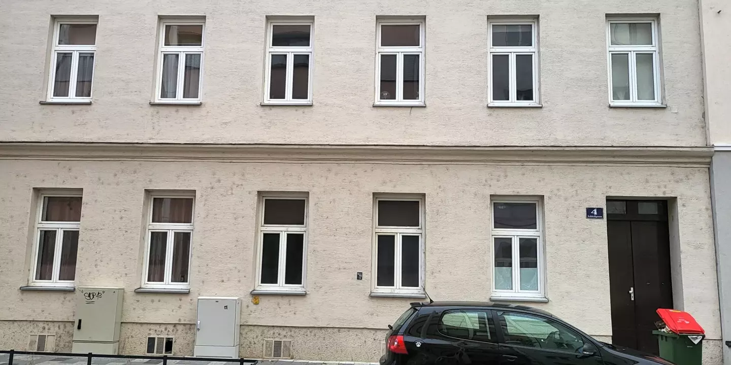 Mietshaus in der Schleifgasse in Wien-Floridsdorf. Seit es der Sveta gehört, geht es für die Mieter:innen bergab.