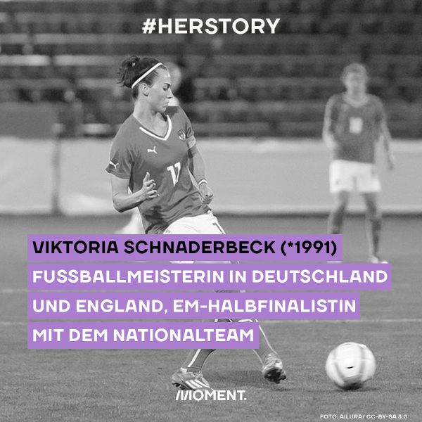 Auf dem Bild ist Viktoria Schnaderbeck beim Kicken zu sehen. Dabei steht: Viktoria Schnaderbeck (*1991). Fußballmeisterin in Deutschland und England und EM-Halbfinalistin mit dem Nationalteam