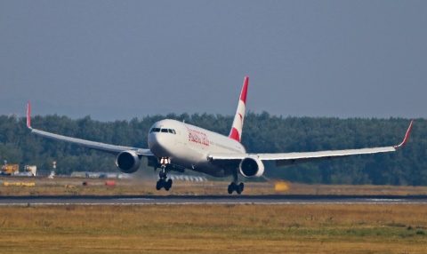 Eine Maschine der Austrian Airlines landet am Flughafen Wien-Schwechat.