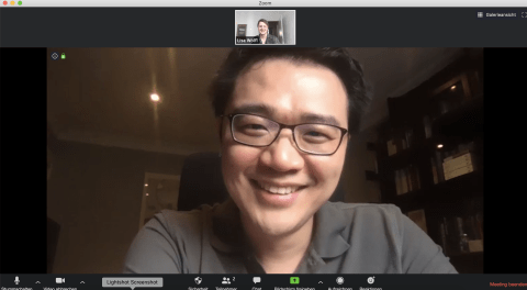 Chengwei Liu im Videochat mit MOMENT Redakeurin Lisa Wölfl. Auf dem Screenshot sind beide während dem Interview-Videocall zu sehen.