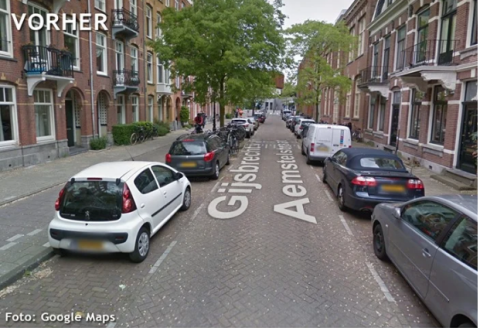 Zu sehen ist eine Straße in Amsterdam auf der nur ein schmaler Streifen frei ist und an beiden Straßenrändern Autos parken.