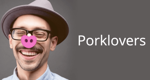 Kampagnenplakat Porklover zeigt einen Mann mit Schnauzer, Brille und Hut auf dessen Nase eine pinke Schweinenase retuschiert ist.