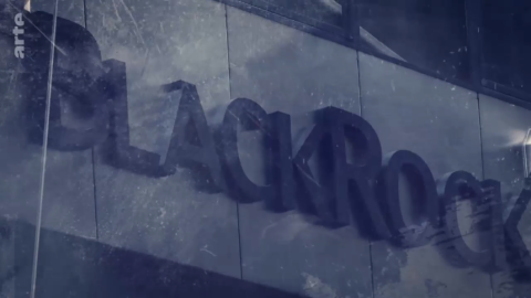 Nachaufnahme des Firmenschriftzuges von Blackrock auf einem Gebäude.