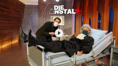 Screenshot aus der Fernsehsendung Die Anstalt. Ein Richter in schwarzem Rock und Perücke liegt mit einer Maske am Kopf in einem Krankenhausbett.
