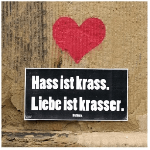 Ein gemaltes Herz an der Wand. Ein Schriftzug: Hass ist krass. Liebe ist krasser.