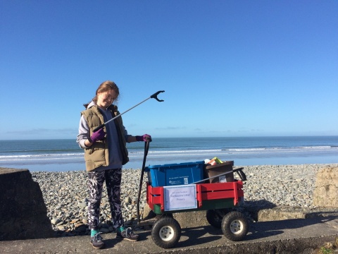 Plastik in den Weltmeeren: Die zehnjährige Skye Neville in Wales beim Aufsammeln von Müll am Strand