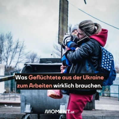 Eine Frau trägt ein Kind im Arm. Bildtext: "Was Geflüchtete aus der Ukraine zum Arbeiten wirklich brauchen."