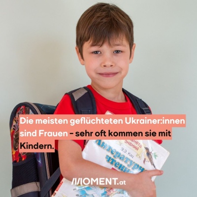 Ein Kind hält ein Schulbuch in der Hand und schaut verzwickt in die Kamera. Bildtext: "Die meisten geflüchteten Ukrainer:innen sind Frauen - sehr oft kommen sie mit Kindern."