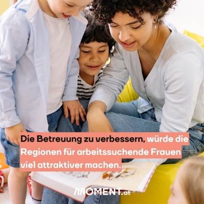 Eine Frau betreut drei Kinder. Bildtext: "Die Betreuung zu verbessern, würde die Regionen für arbeitssuchende Frauen viel attraktiver machen."