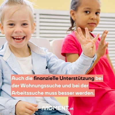 Zwei glückliche Kinder sind zu sehen. Bildtext: "Auch die finanzielle Unterstützung bei der Wohnungssuche und bei der Arbeitssuche muss besser werden."