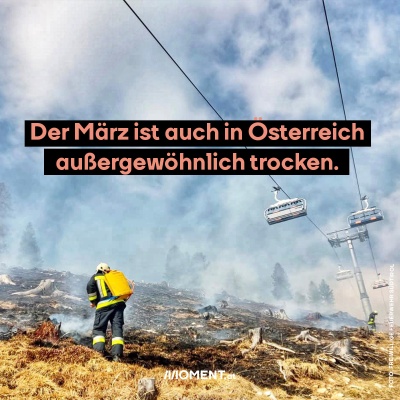 Jemand von der Feuerwehr löscht einen Waldbrand in einem Skigebiet in den Dolomiten. Bildtext: Der März ist auch in Österreich ungewöhnlich trocken.