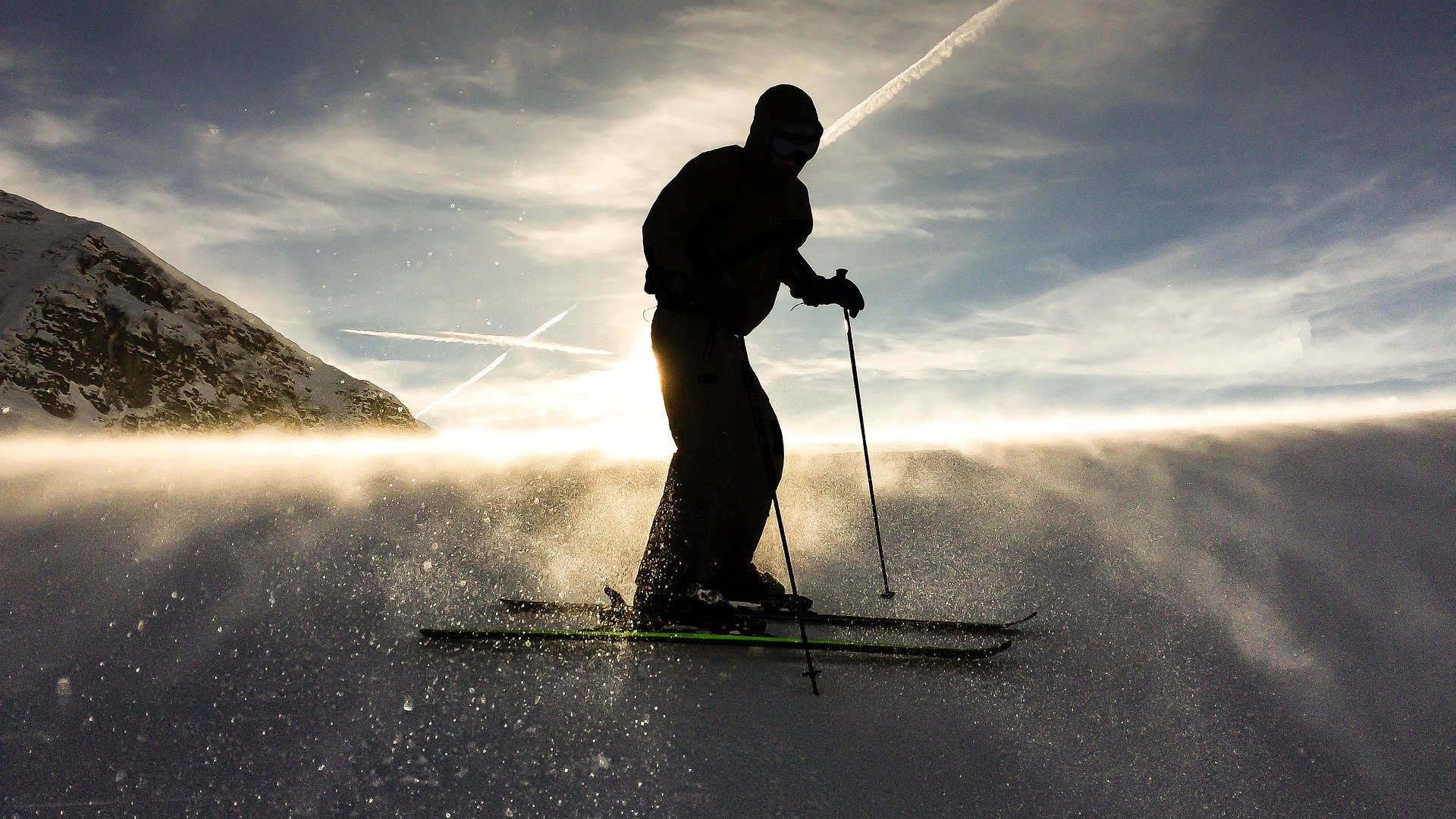 Seitenansicht eines Skifahrers im Gegenlicht.