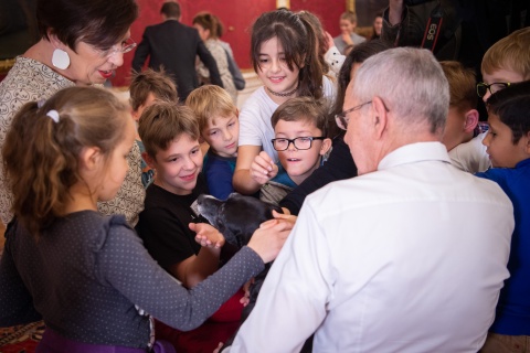 Eine Gruppe von Kindern aus dem SOS Kinderdorf bei einer Pyjamaparty mit Büro von Bundespräsident Van der Bellen und seinem Hund.