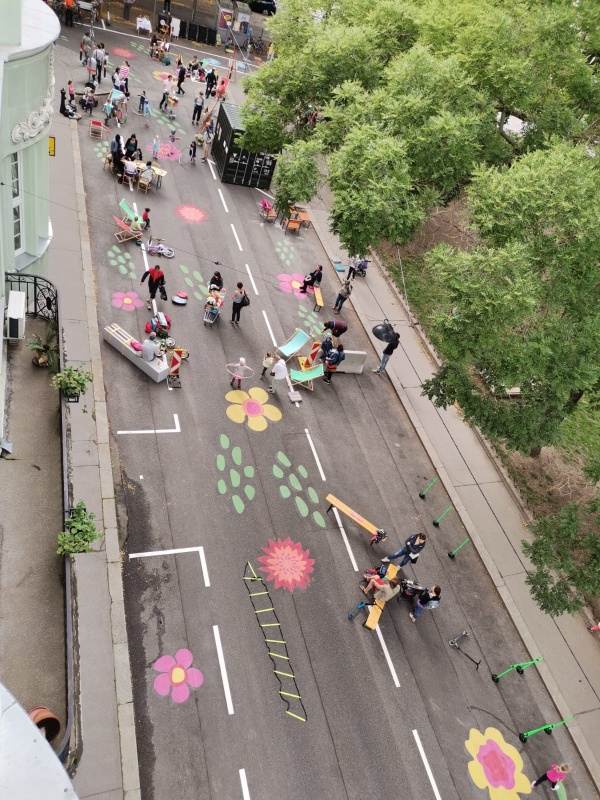 Im 15. Bezirk wurden Wohnstraßen mit Blumen bemalt. Vogelperspektive auf die Marktgraf-Rüdiger Straße, die zu einer Spielzone umfunktioniert wurde.