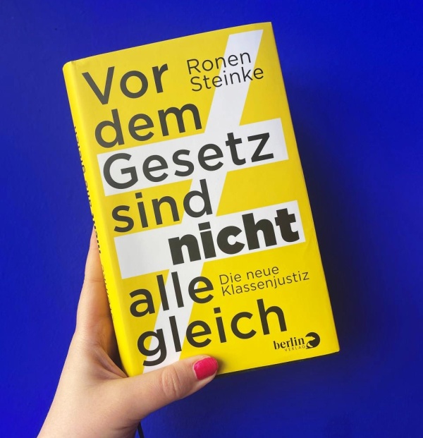 Zu sehen ist das Cover des Buchs: "Vor dem Gesetz sind nicht alle gleich. Die neue Klassenjustiz" von Ronen Steinke.