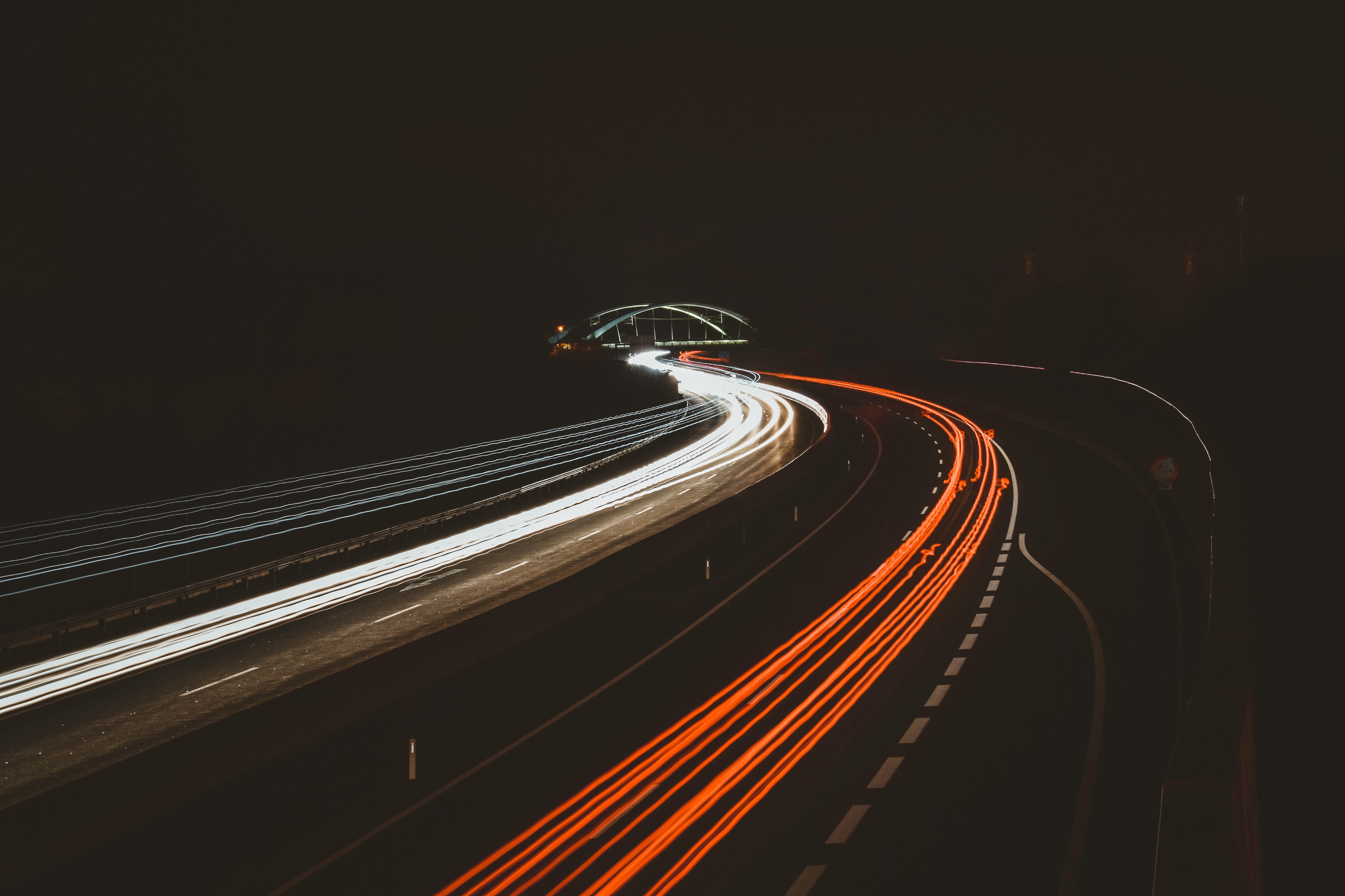 Verkehr verhindert Klimaschutz: Autobahn in Tirol. // Foto: Stephan Seeber/Unsplash