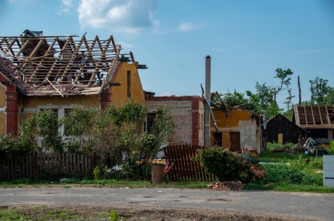 Tornadoschäden in Tschechien. Hausdach ist abgedeckt.