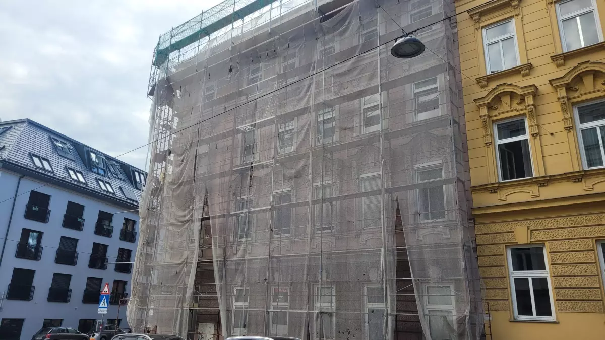 Das Sveta-Haus in der Wiener Wichtelgasse. Tags zuvor nahm die Firma ihr Transparent vom Baugerüst.