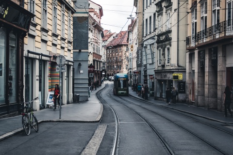 Symbolbild Wohnungslosigkeit: Man sieht eine Straße in Graz. In Graz leben rund 900 Menschen, die keine Wohnung haben.
