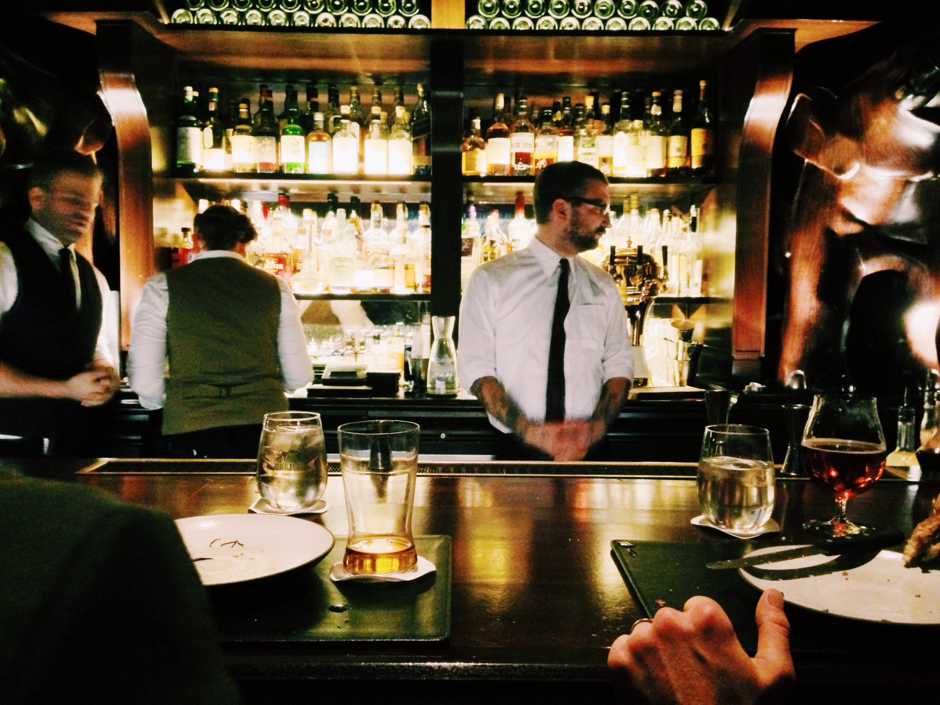 Bild zeigt Beschäftigte einer Bar bei der Arbeit. In der Gastronomie ist die "Kündigung auf Zeit" allzu verbreitet.