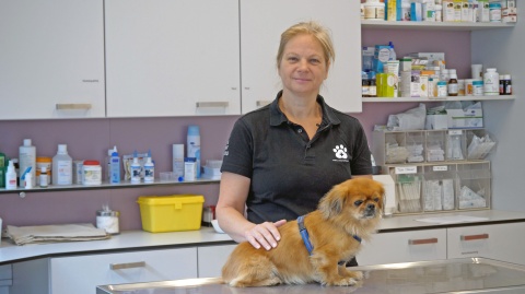 Tierärztin Silvia Zips mit Patient "Bärli".