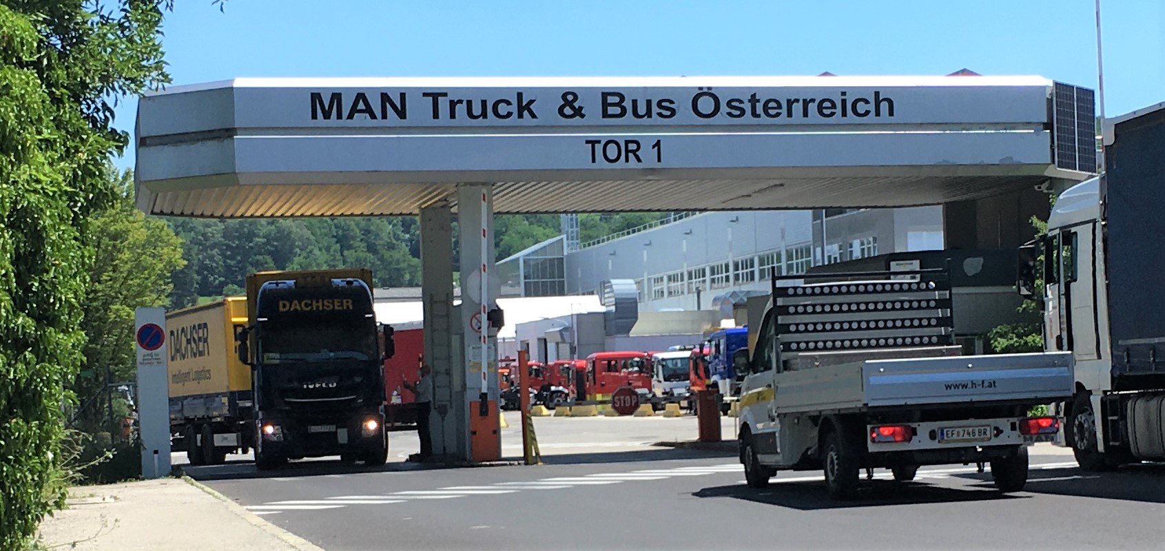 Einfahrt zum MAN-Werk in Steyr