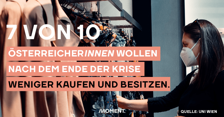 Eine Frau sucht in einem Bekleidungsgeschäft nach einem passenden Kleid. Zahl des Tages: 70 von 10 ÖsterreicherInnen wollen nach dem Ende der Krise weniger kaufen und besitzen.