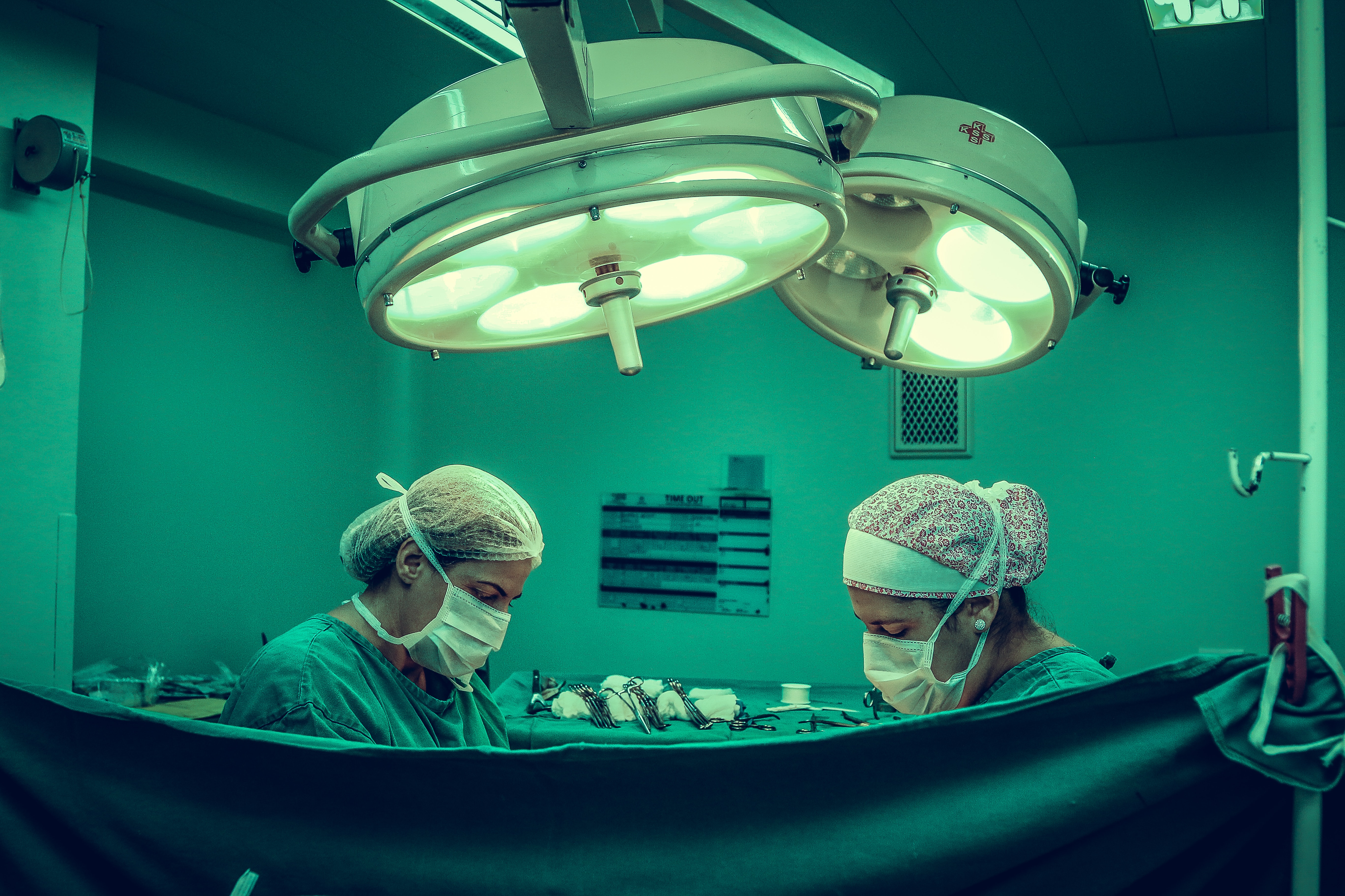 Zwei Personen sind bei einer Operation zu sehen.