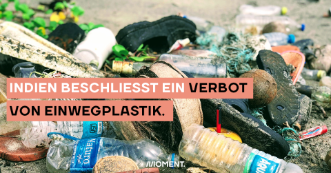 Ein Haufen Abfall, vor allem Einwegplastik, liegt an einem Strand. Im Text: "Indien beschließt ein Verbot von Einwegplastik."