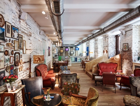 Die Vollpension: Ein Café mit alten Möbeln, vielen Bildern ander Wand