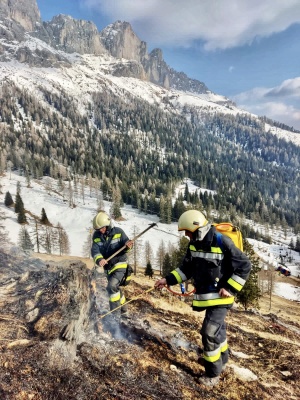 Die freiwillige Feuerwehr Südtirols löscht einen Brand in einem Skigebiet in den Dolomiten.