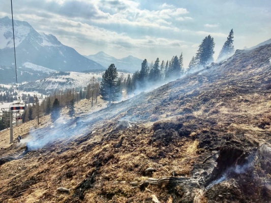 Die freiwillige Feuerwehr Südtirols löscht einen Brand in einem Skigebiet in den Dolomiten.