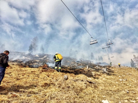 Die freiwillige Feuerwehr Südtirols löscht einen Brand in einem Skigebiet in den Dolomiten.