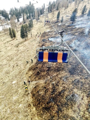 Die freiwillige Feuerwehr Südtirols löscht einen Brand in einem Skigebiet in den Dolomiten.