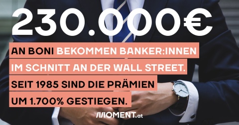 Ein Banker steht in dunkelblauem Anzug im Bild. Bildtext: 230.000€ an Boni bekommen Banker:innen im Schnitt an der Wall Street. Seit 1985 sind die Prämien um 1.700% gestiegen."
