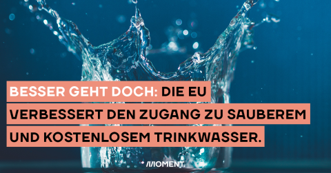 Ein Wasserspritzer vor blauem Hintergrund. Der Text sagt: Die EU verbessert den Zugang zu Trinkwasser.
