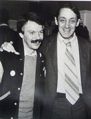 Man sieht ein Foto des Politikers Harvey Milk aus dem Jahr 1978. Neben ihm zu sehen ist Don Amador.