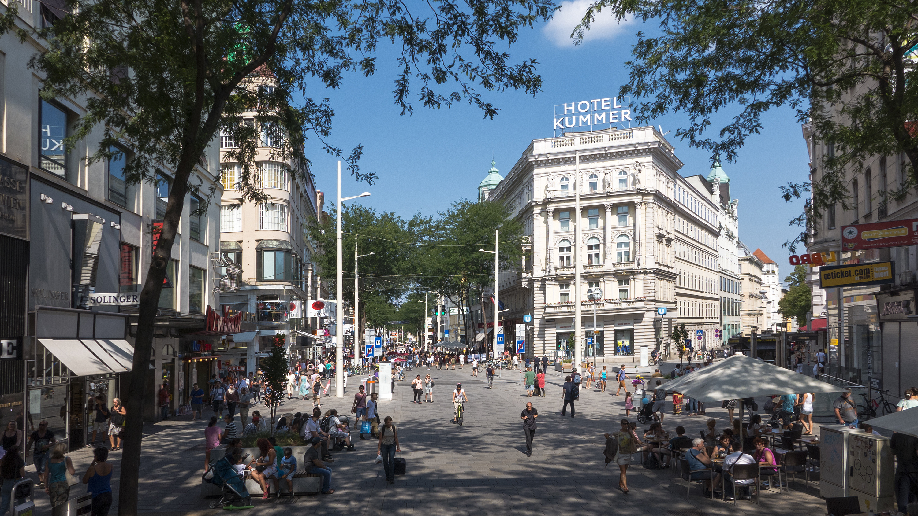 Aufnahme der Mariahilfer Straße Ecke Neubaugasse: Fundraising auf der Straße ist eine umstrittene Methode, um Geld zu sammeln.