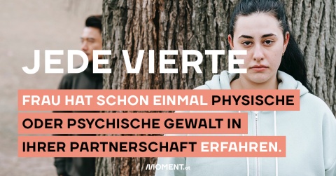 Jede vierte Frau hat schon einmal physische oder psychische in ihrer Partnerschaft erfahren. Eine Frau steht vor einem Baum und dahinter sieht man einen Mann. Die Frau wirkt traurig.