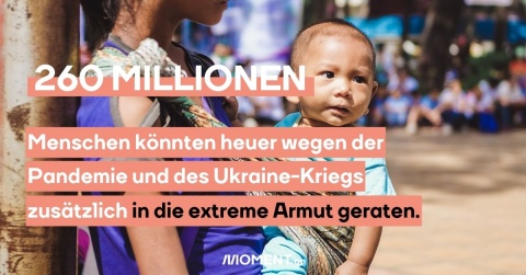 Eine junge Frau trägt ein kleines Kind in einem Bauchtuch. Das Kind schaut in die Kamera. Bildtext: "260 Millionen Menschen mehr könnten heuer wegen der Pandemie und dem Krieg in der Ukraine in die extreme Armut geraten."