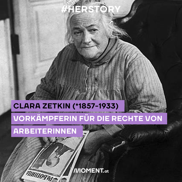 Text: Clara Zetkin (*1857-1933). Vorkämpferin für die Rechte von Arbeiterinnen. Im Hintergrund zu sehen ist ein Foto von Zetkin, sie sitzt mit einem Magazin in der Hand auf einem Sessel und sieht gedankenverloren nach unten.