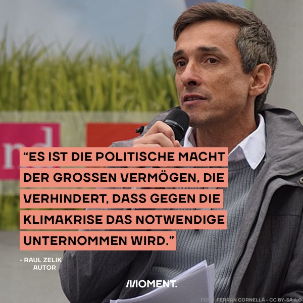 Raul Zelik spricht in ein Mikrofon: Es ist die politische Macht der großen Vermögen, die verhindert, dass gegen die Klimakrise das notwendige unternommen wird.